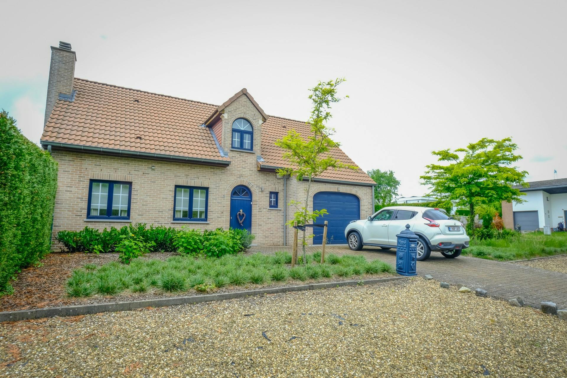 Instapklare woning op mooi perceel van 7a 36ca in de residentiële villawijk Henegauwberg.