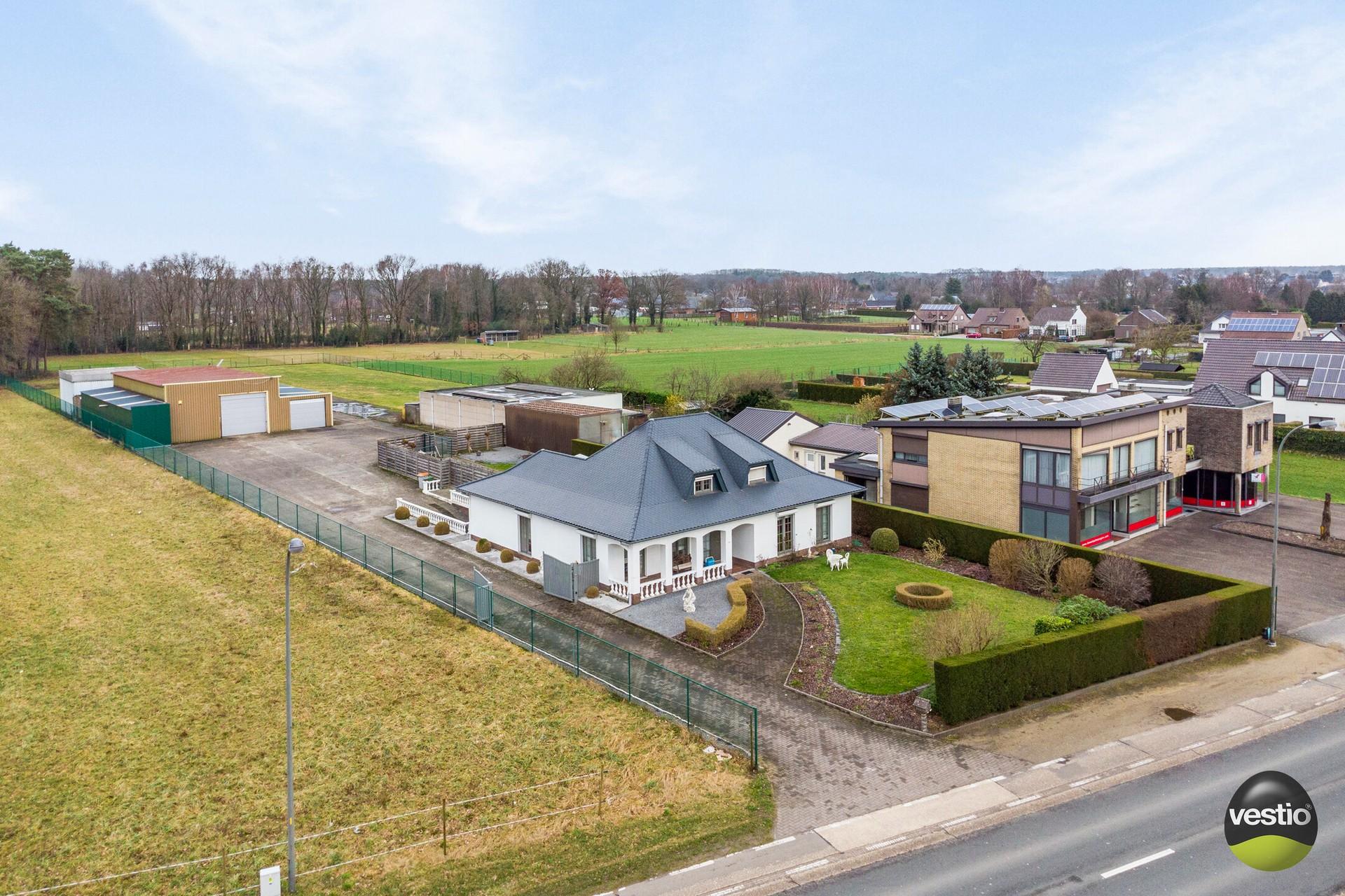 RUIME VILLA MET 430 M² WERKPLAATSEN OP 26,37 ARE