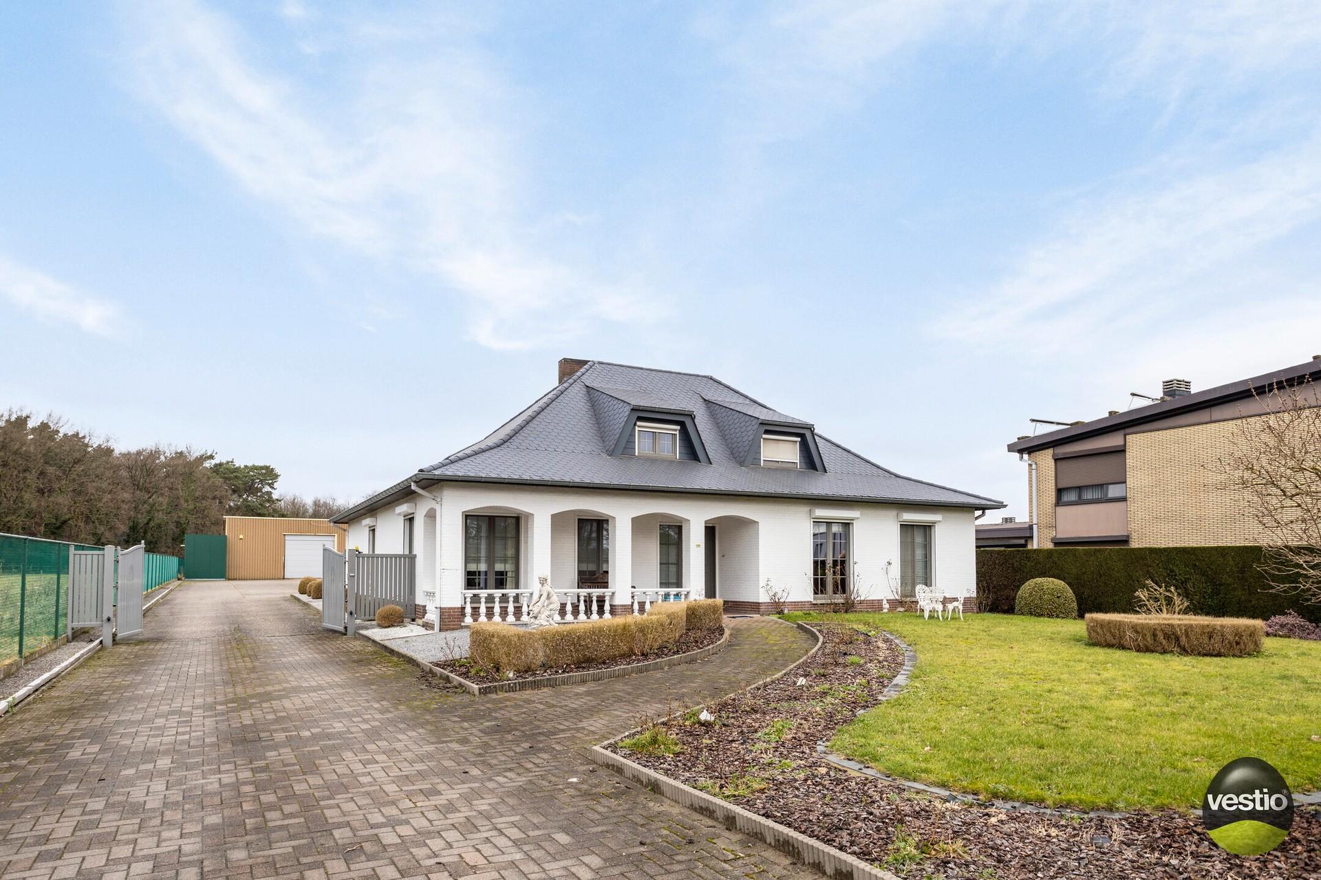 RUIME VILLA MET 430 M² WERKPLAATSEN OP 26,37 ARE