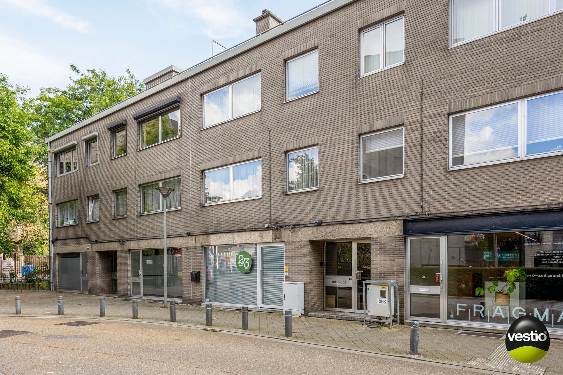 Leuke handelsruimte (ca. 80 m²) met studio en garagebox aan het Capucienenplein!