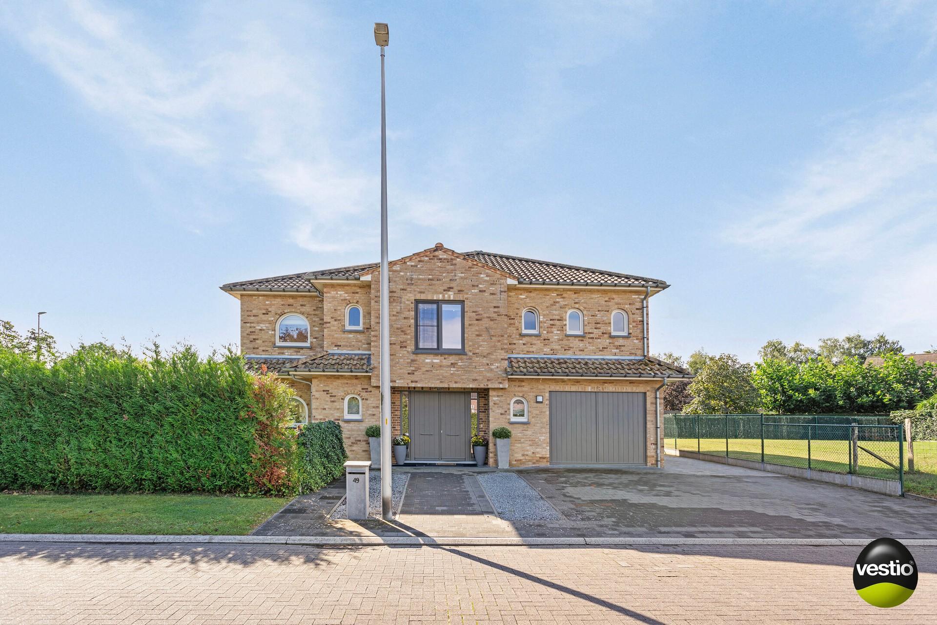 Residentieel gelegen, instapklare villa met 5 slaapkamers, bureau en 2 badkamers.