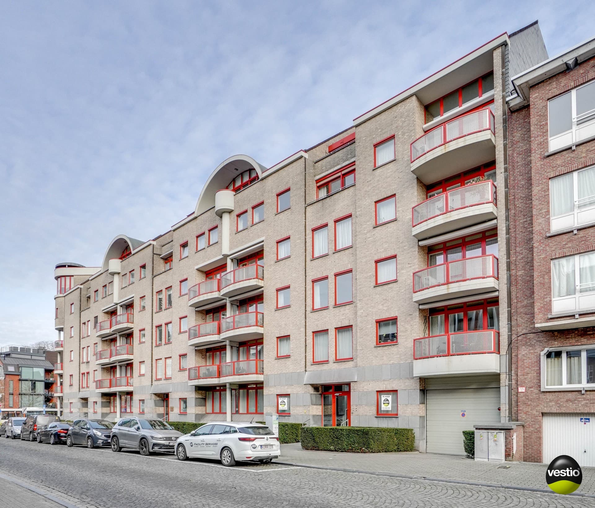 Gelijkvloerse kantoorruimte van 192 m² vlakbij het Jessa ziekenhuis.