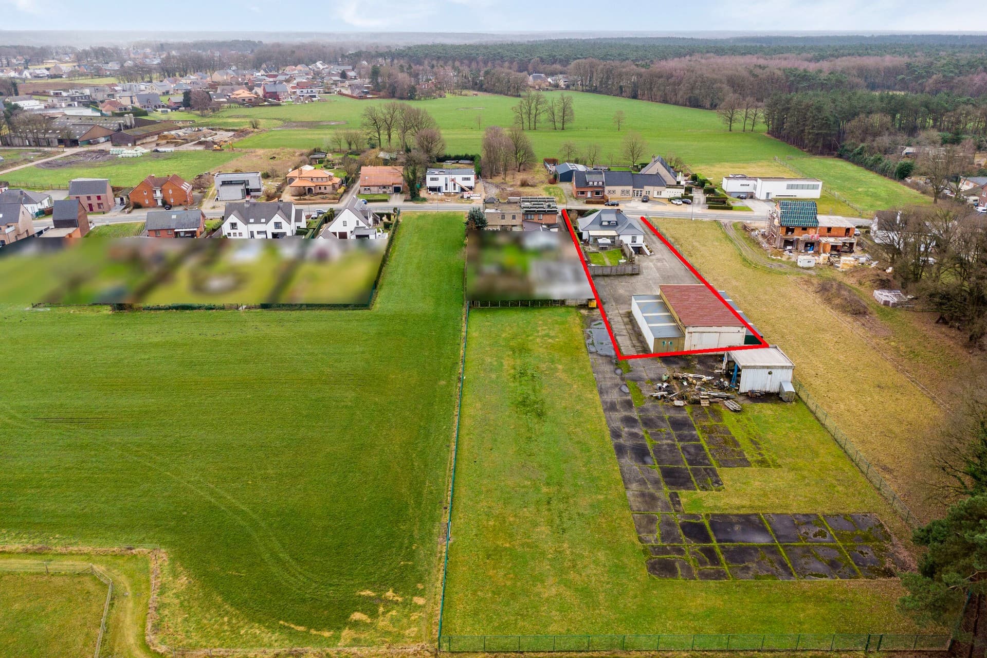 RUIME VILLA MET 430 M² WERKPLAATSEN OP 26,37 ARE